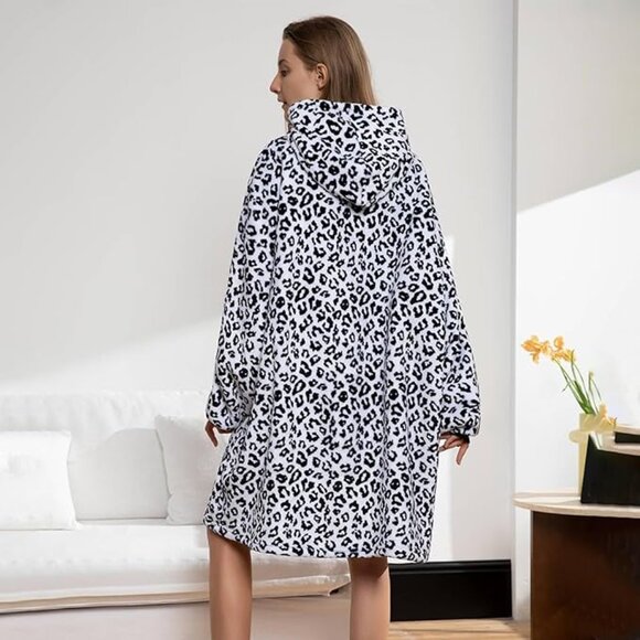 NWT Oversized Wearable Blanket Hoodie - Picture 4 of 6